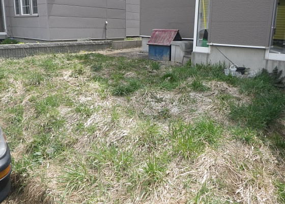 両側にコンクリートブロック塀を施工、融雪槽のある4台置ける駐車スペース　リフォーム施工前