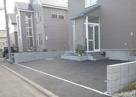 両側にコンクリートブロック塀を施工、融雪槽のある4台置ける駐車スペース　リフォーム施工後