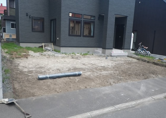 カスケードガレージにカーポートをプラス（アスファルトはスギナの発生しない構造になってます。）　リフォーム施工前