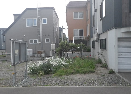 シンプルオブベスト－インターロッキングの下地はコンクリートになっており、車輪の凹みは出来ません。色々と当社独自の技術を盛りだくさんに取り入れた作品です。　リフォーム施工前