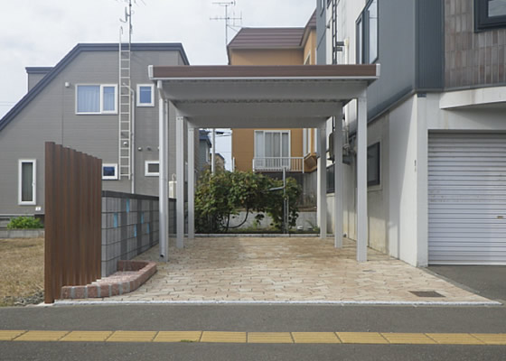 シンプルオブベスト－インターロッキングの下地はコンクリートになっており、車輪の凹みは出来ません。色々と当社独自の技術を盛りだくさんに取り入れた作品です。　リフォーム施工後