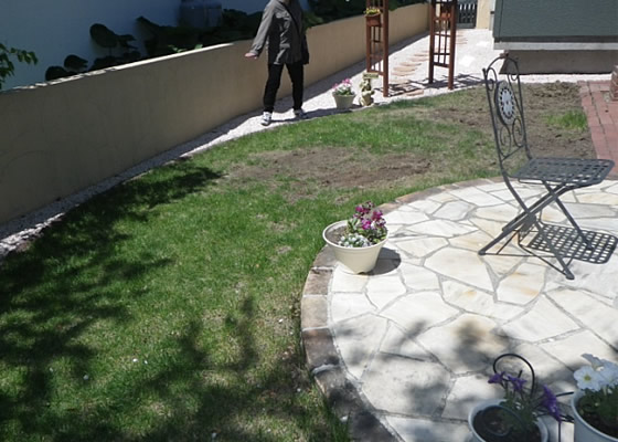 芝から人工芝に変更、縁はピンコロで押さえております　リフォーム施工前