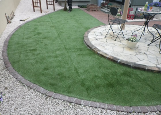 芝から人工芝に変更、縁はピンコロで押さえております　リフォーム施工前