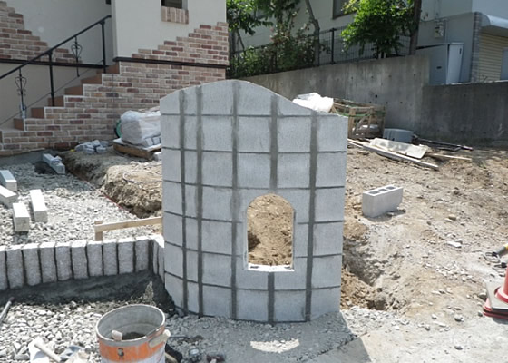 アプローチにモニュメント工事　リフォーム施工前