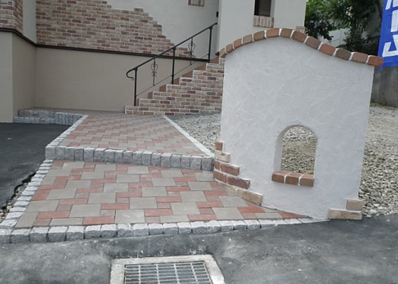 アプローチにモニュメント工事　リフォーム施工後