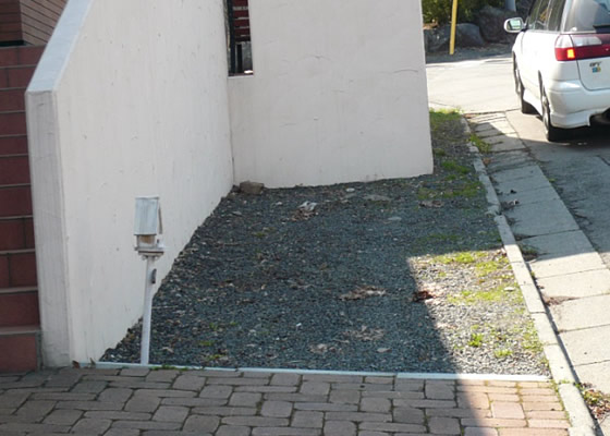 傾斜を利用した花壇　リフォーム施工前