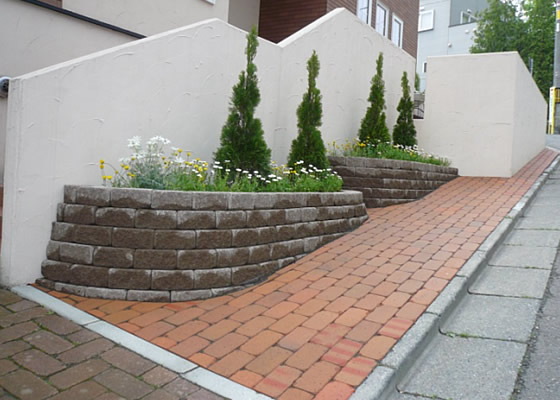 傾斜を利用した花壇　リフォーム施工後