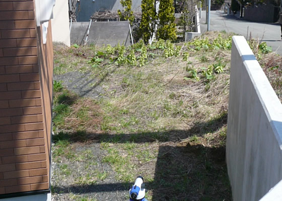 傾斜を利用したアプローチに繋がるウッドデッキ　リフォーム施工前