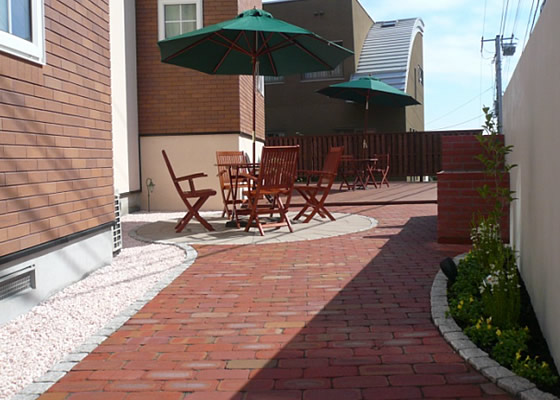 傾斜を利用したアプローチに繋がるウッドデッキ　リフォーム施工後