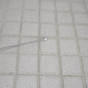 目視と打診によるタイルの現状確認を行います。