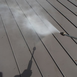 屋根の汚れを高圧洗浄機を使用して清掃します。