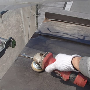 屋根に錆が有る場合は専用工具を用いて錆除去を行います。