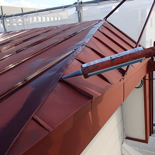 屋根のハゼ部分に錆止めを行い、乾燥後にシール打ちを行います。