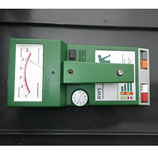 漏水調査には必需品の水分計を用いて調査を行います。