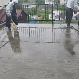 屋上部分を全体的に洗浄します。