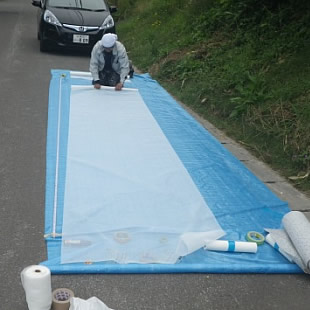 下地剤の塗布を行います。