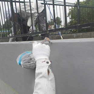 ウレタン防水剤の塗布を行い、鏝で平滑に撫でる乾燥硬化後にトップコートの塗布を行います。